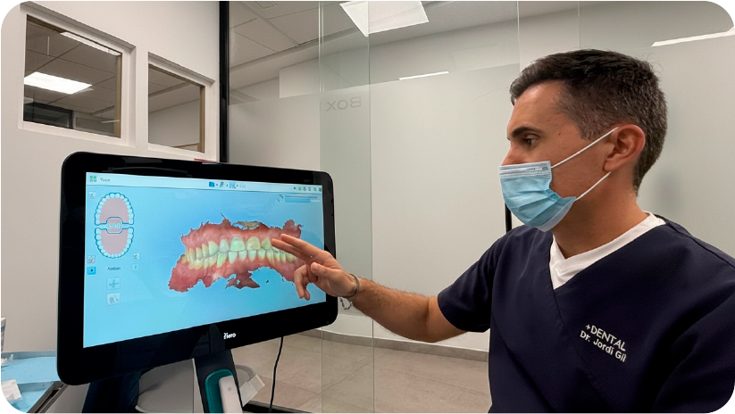 Dr. Jordi Gil Diago revisando un escaneo dental en la clínica